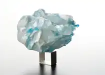 Firkantet ring/base med kvit og blå riglete "ball" oppå. Foto:Federico Cavicchiol